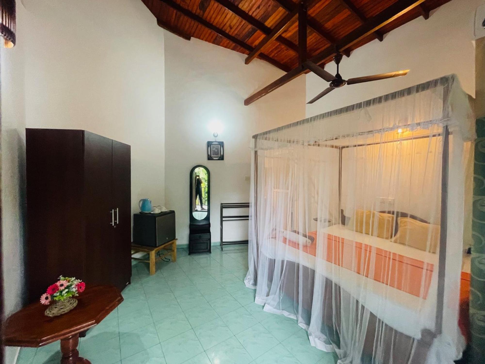 Peacock Beach Hotel Unawatuna Ngoại thất bức ảnh